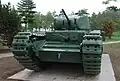 Churchill Mk I mit zusätzlicher Haubitze neben dem Fahrerplatz