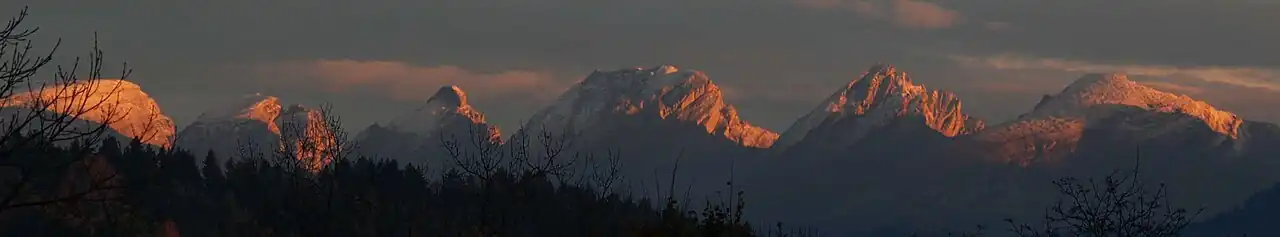 Sechs Chur­firsten im Abendrot. Blick aus Norden von Wattwil