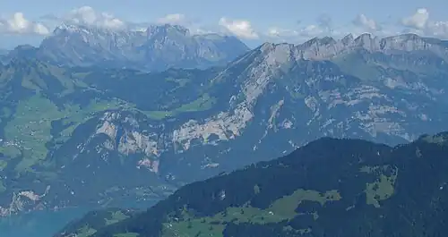 Aus Südwesten vom Rautispitz gesehen liegen die Chur­firsten wie eine Schlange da; links hinten das Alpstein-Massiv