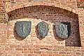 (Neu gefertigte) Wappen[5] über dem derzeitigen Eingangstor an der Westseite der Burg