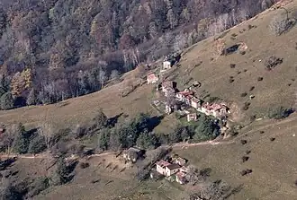 Ciovàsc mit Baita (obere Häuserzeile, Haus ganz rechts)