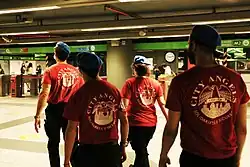 Mitglieder der City Angels, einer zivilen Freiwilligenorganisation, die kriminalpräventive Arbeit mit Sozialarbeit verbindet, auf einem Bahnhof in Mailand