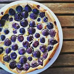 Cookie bereitet für den Chief Factor ein Clafoutis und bringt es zu dessen Haus, dem das Bybee-Howell House auf Sauvie Island als Kulisse diente