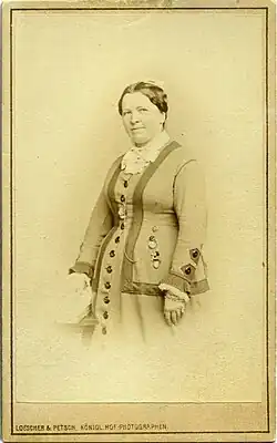 Portraitaufnahme der Stiftungsgründerin Clara Hoffbauer, um 1890, mit Kurzhaarfrisur und trachtenartigem Kleid mit einer auffällig großknopfigen Knopfleiste