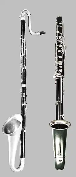 Malduras Kontraaltklarinette, um 1880, bekannt als Clarone grande von der Seite und ein neueres Instrument von vorne