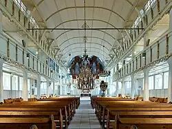 Innenraum mit Altar und Orgelprospekt – nach Innensanierung