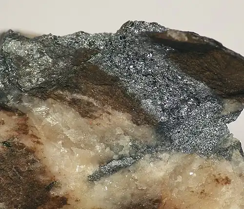 Clausthalit aus der Grube Brummerjan, Zorge (Walkenried), Niedersachsen, Deutschland (Sichtfeld 1,5&nbsp;cm)