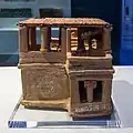 Tonmodell eines einstöckigen Steinhauses mit zahlreichen architektonischen Details aus Archanes