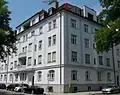 Anfang des 20. Jahrhunderts erbauter Eckbau mit Erkern und Putzdekor in Formen des späten Jugendstils in der Clemensstraße 38