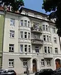 Anfang des 20. Jahrhunderts erbauter Jugendstilbau mit Mansarddach in der Clemensstraße 66