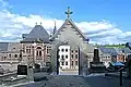 Friedhofstor mit Blick auf den Place de la Halle