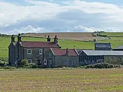 Blick aus NO auf die Cliff House Farm bei Kettle Ness, auf dem Hügel dahinter stand die Signalstation