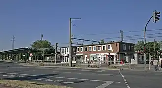 Empfangsgebäude mit Straßenbahn- und Bushaltestelle, 2015