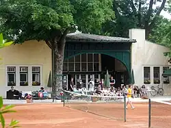 Ehem. Radfahrklub der Hof- und Staatsbeamten, Rustenschacherallee 7, 1898 gestaltet von Joseph M. Olbrich; von Doderer (siehe weiter unten) als Bicycle Club erwähnt