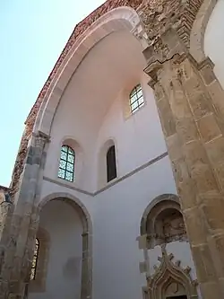 Kurzes Querschiff aus Richtung der Vierung, rundbogige Apsis, spätgot. Portal zur Kapelle