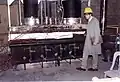 Das Gas fließt ein und das Feuer ist manuell entfacht worden.
