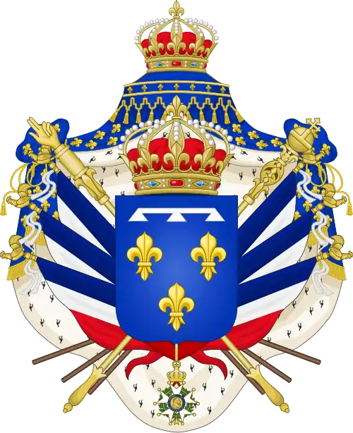 Das persönliche Wappen von König Louis-Philippe I. aus dem Haus Orléans enthält vielerlei Symbolik, die auf seine „Stellung zwischen den Zeiten“ hinweist: Der Turnierkragen über den Lilien kennzeichnet den König als Angehörigen einer jüngeren Linie der Bourbonen, dem die dynastische „Seniorität“ fehlt. Dem Wappenmantel mit den Lilien der Kapetinger sind der Orden der napoleonischen Ehrenlegion sowie die Trikoloren der Französischen Revolution aufgelegt, letztere bestückt mit dem stolzen Hahn, der zwischen 1789 und 1804 französisches Wappentier war, das die errungenen Freiheiten symbolisierte. Die gekreuzten Zepter mit der Schwurhand als Zeichen der Gerechtigkeit und dem Reichsapfel sind dem napoleonischen Kaiserwappen nachempfunden.