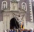Coesfelder Kreuz mit silbernen Votivgaben; u.&nbsp;a. in Form eines Beines und einer Hand.