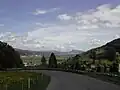 Strasse über den Col du Marchairuz kurz vor Le Brassus (im Hintergrund der Lac de Joux)