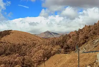 Blick vom Col d’Ares auf die umgebende Berglandschaft mit dem Pic de Costabonne im Hintergrund