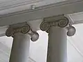Kapitell mit geraden Voluten