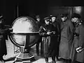 Russische Soldaten vor einem der Columbus-Globen der Reichskanzlei 1945