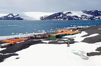 Blick von der brasilianischen Estação Antártica Comandante Ferraz über das Martel Inlet hinweg auf den Wanda-Gletscher (rechte Bildhälfte)