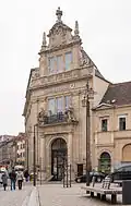 Nordfassade mit Eingangsportal und Stadtwappen Eisenach im Giebel
