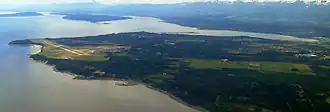 Luftbild der Halbinsel mit der Stadt Comox