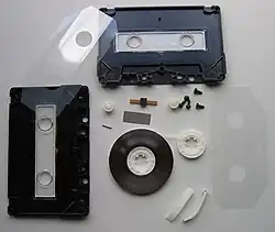 Einzelteile einer Kompaktkassette