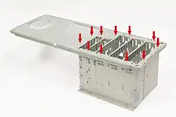 Ein Anwendungsfall aus dem Bereich Computer, Elektrotechnik und Leuchtenindustrie zeigt die Rückwand eines Computergehäuses mit verbundenen Laufwerksträgern.