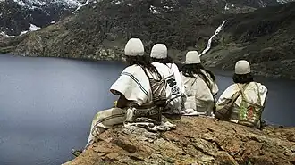 Einer der vielen Gebirgsseen der Sierra Nevada de Santa Marta mit Mitgliedern der Arhuaco-Gemeinschaft
