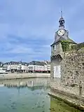 Glockenturm mit Uhr und Sonnenuhr, Blick auf die Avenue Pierre Guéguin