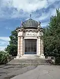 Italienische Gedächtniskapelle (Votivkirche) „Regina Pacis“ ⊙48.2775411.44398, eingeweiht 1963.