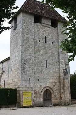 Wehrturm der Kirche über dem Eingangsportal