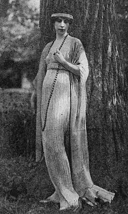Clarisse Nast in einem Modell von Mariano Fortuny, um 1917