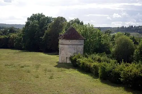Blick über den Taubenschlag des Schlosses nach Südwesten in das Tal des Ruisseau de Beaussac
