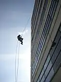 Seiltechniker beim Abseilen vom Arbeitsplatz