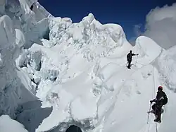 Querung des zentralen Spaltengebiets der Normal­route auf 5450 m