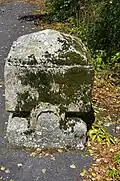Ein Stein mit Verzierungen