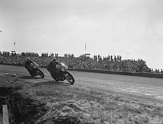 500-cm³-Klasse der Dutch TT 1955: Reg Armstrong (2) vor Geoff Duke (1)