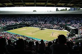 Der No. 1 Court im Jahr 2010 beim Achtelfinalspiel Lleyton Hewitt gegen Novak Đoković