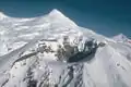 Der Crater Peak mit dem Hauptgipfel im Hintergrund