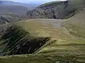 Blick vom Verbindungssattel zum Sgùrr Mòr über den Creachan Rairigidh auf die Nordflanke des Meall Gorm