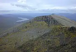 Blick vom Gipfel des Gleouraich über den Verbindungsgrat zum Spidean Mialach