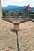 Blick von oben auf ein Grabendach hinter einer Attika (Turm der Burg Crest, Frankreich)