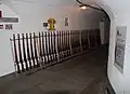 Karabiner im Eingangsbereich