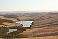 Panorama über Felder und Wasserspeicher