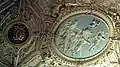 Wedgwood-Decke in der Bibliothek mit der Göttin Aurora neben den verschlungenen „C“s des Crewe-Wappens