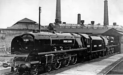 Die Lokomotiven 46224 Princess Alexandra und 46232 Duchess of Montrose 1948 in den Werkstätten in Crewe nach einer Neulackierung in den Farben von British Railways